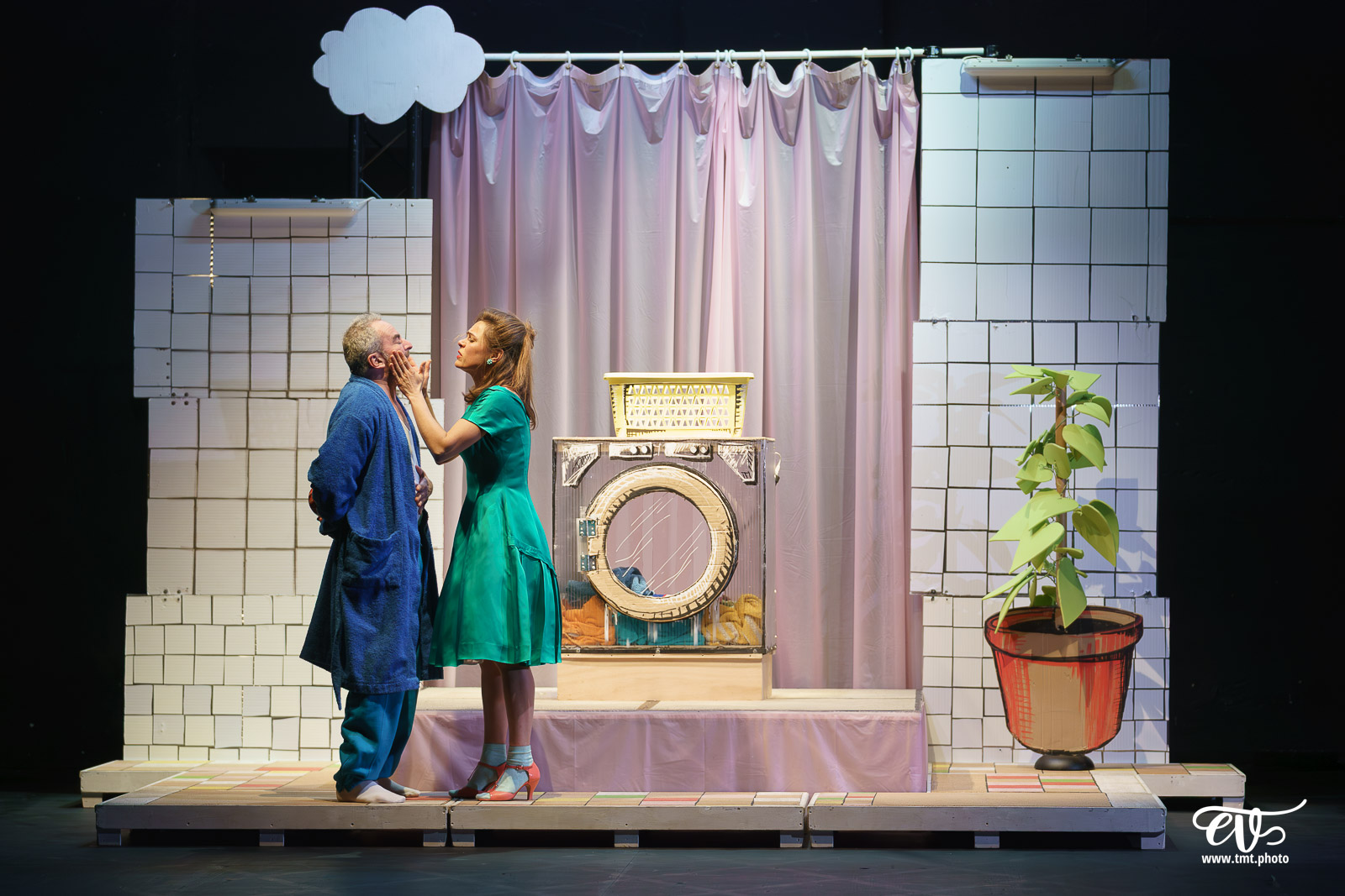 TMTPHOTO DERRIERE LE HUBLOT SE CACHE PARFOIS DU LINGE (LES FILLES DE SIMONE) 012